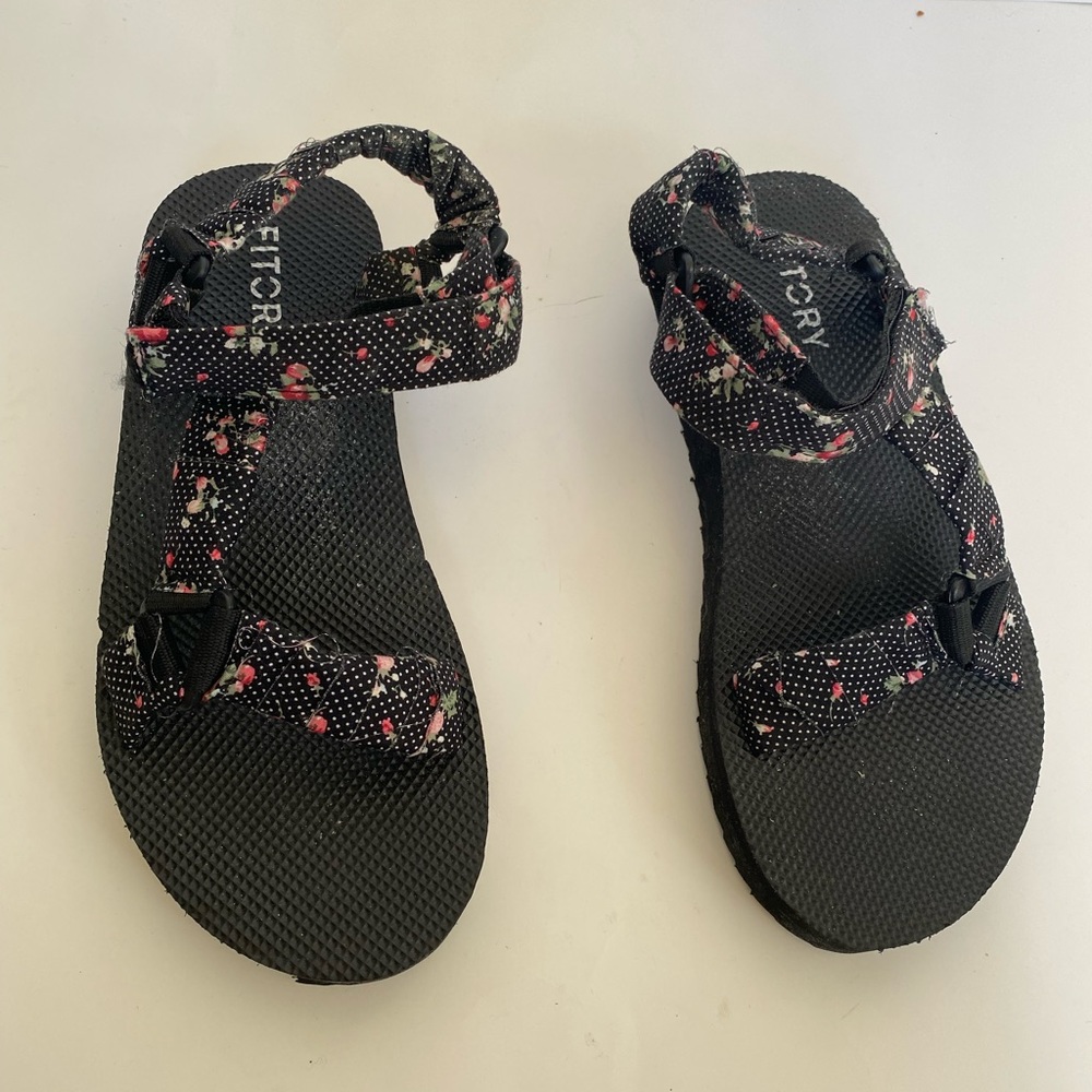 Fitory size 6 black sandals.